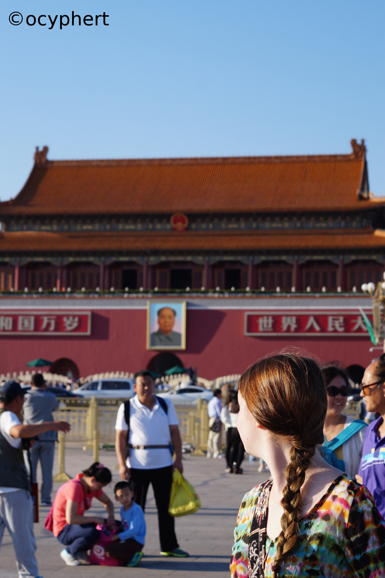 Blick auf meinen Hinterkopf, wie ich über den Tian’anmen-Platz in Peking schaue, auf dem Andere Touristinnen Fotos machen.
