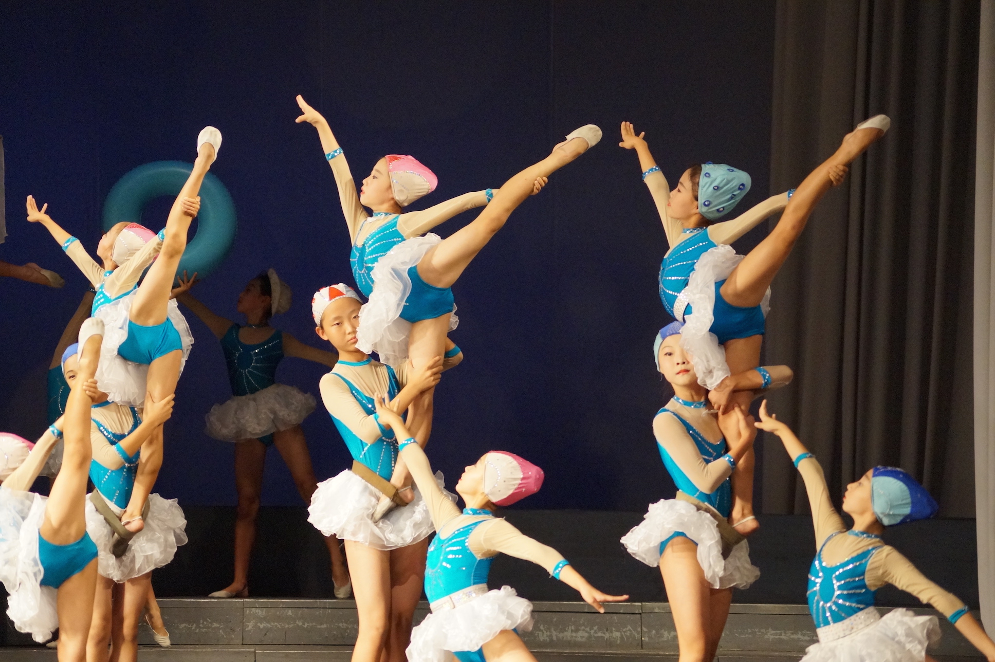 Ballerinas im Grundschul-Alter führen eine beeindruckende Aufführung auf.