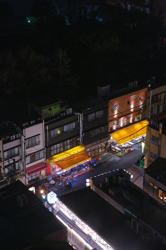 Eine belebte Straße im Osten Tokyos aus der Vogelperspektive