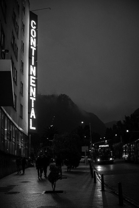 Blick auf das leuchtende Continental Schild des Continental Hotels in Bogota.