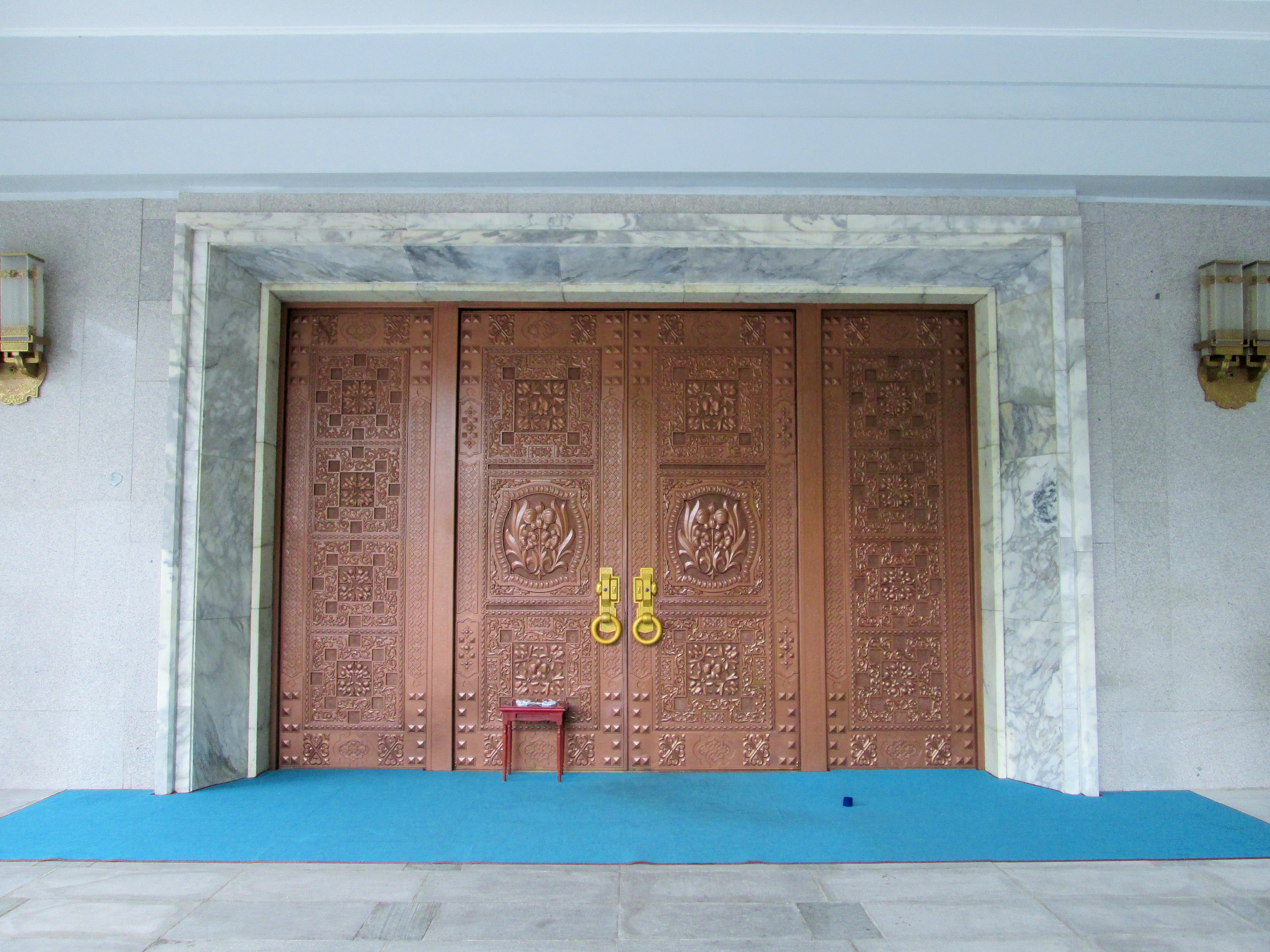 Eine riesige Bronzetür, welche zur Nordkoreanischen Freundschaftsausstellung führt.