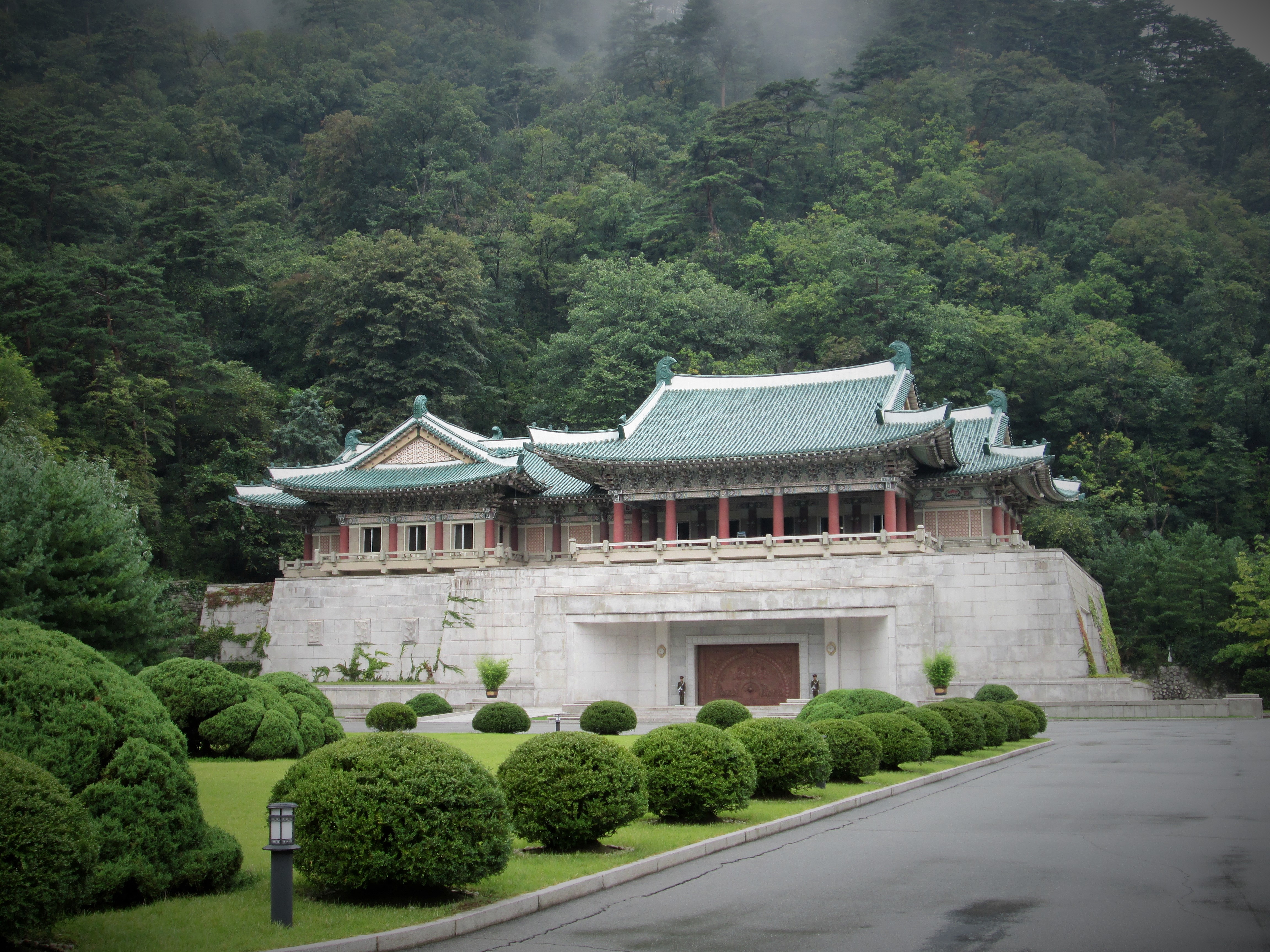 Der Eingang zu einem in den Berg geschlagenen Museum. Er wirkt wie ein eigenes Haus mit einem Verzierten Dach und traditioneller koreanischer Bauweise.