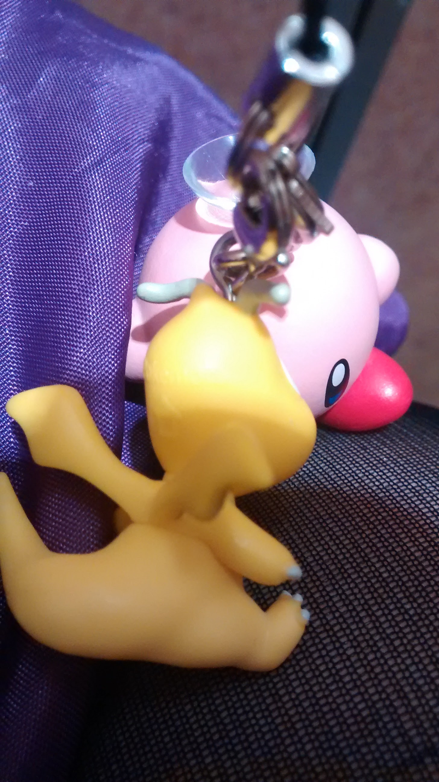 Ein Pokemon Dragonir und ein Nintendo Kirby Anhänger.