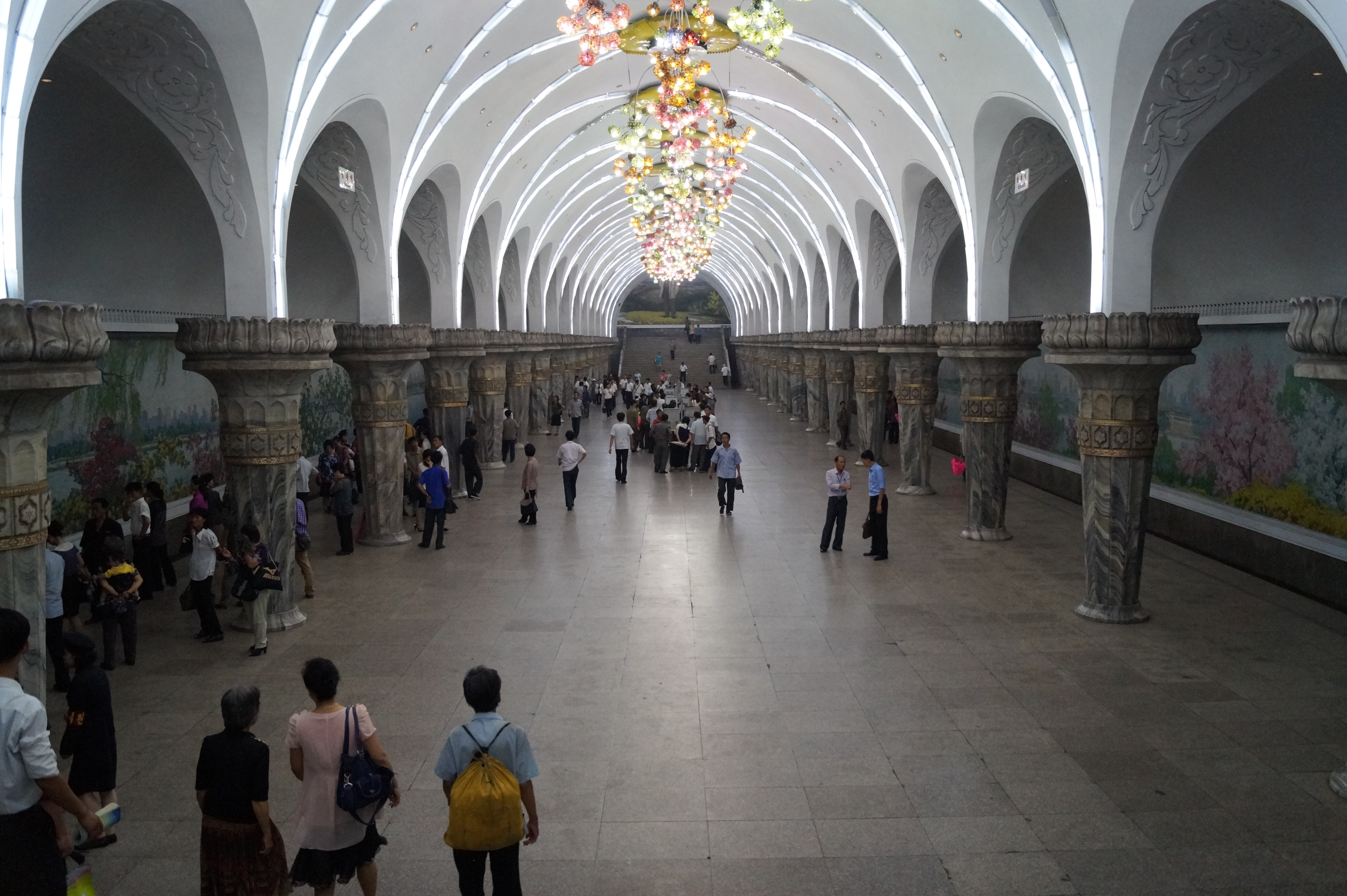 Eine U-Bahn-Station in Pjöngjang mit marmorverkleidung der Wände und Bogenförmiger Decke.