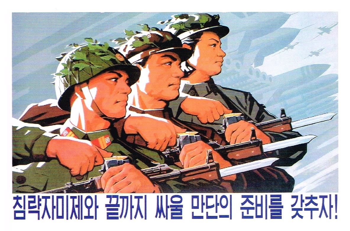 Zwei Soldaten und eine Soldatin sind mit dem Oberkörper abgebildet, wie sie hintereinander alle die selbe Waffe nachladen und entschlossen schauen. Im Himmel im Hintergrund sieht man weitere Waffen und Flugzeuge.