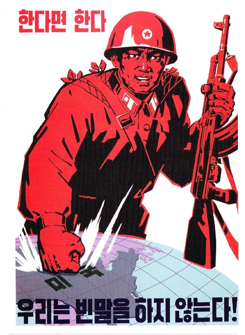 Die Postkarte zeigt einen roten Soldaten, wie er mit der linken Hand seine Waffe hält und mit der rechten auf die Umrisse Nordkoreas auf einer Karte mit seiner Faust schlägt.