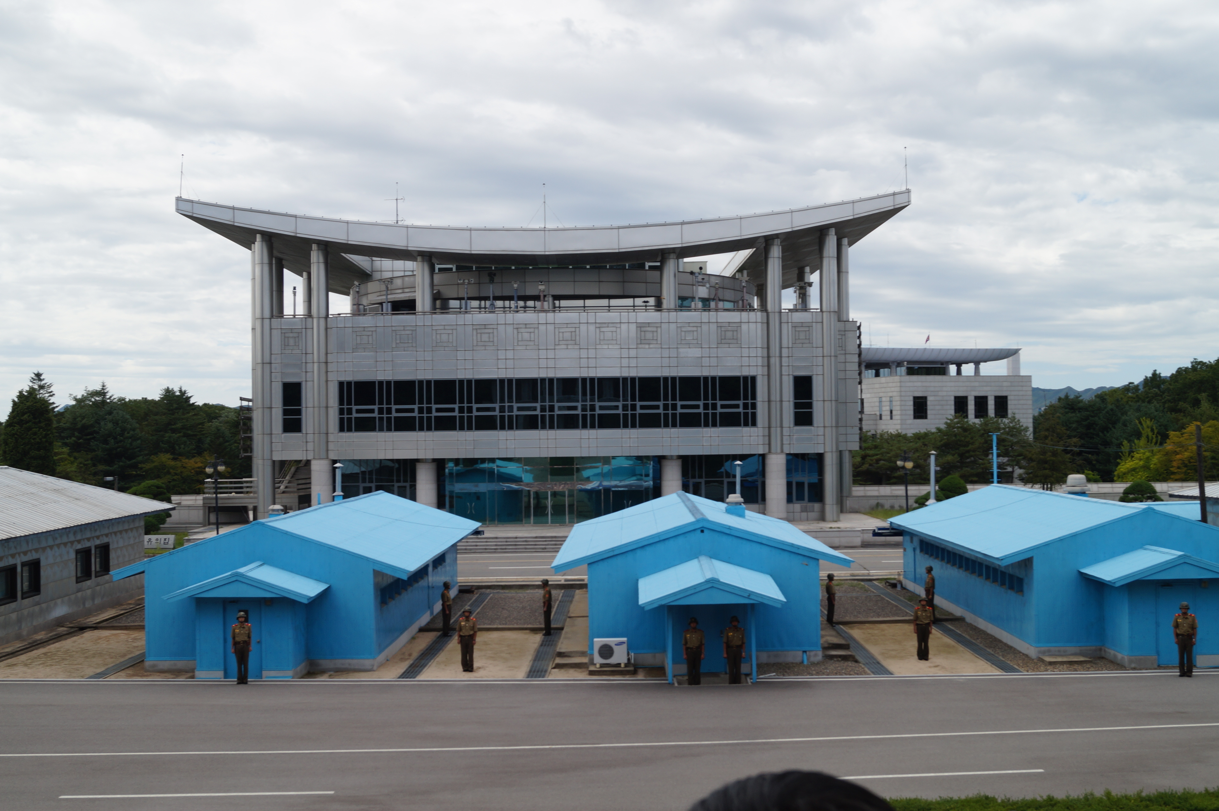 Die Grenze zwischen Nord-Korea und Süd-Korea mit ihren bekannten blauen Grenzgebäuden.